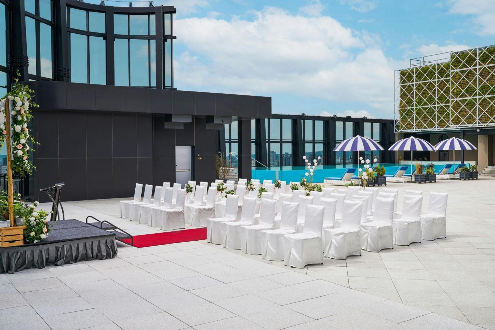 Le Meridien Taichung Exterior foto The rooftop pool at the hotel