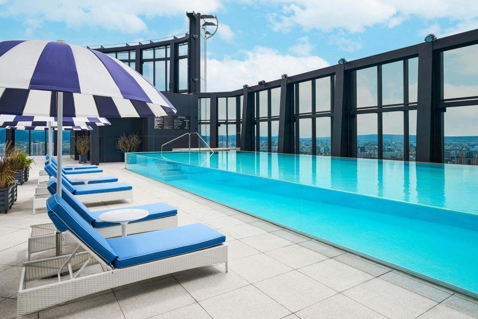 Le Meridien Taichung Exterior foto The rooftop pool at The Westin