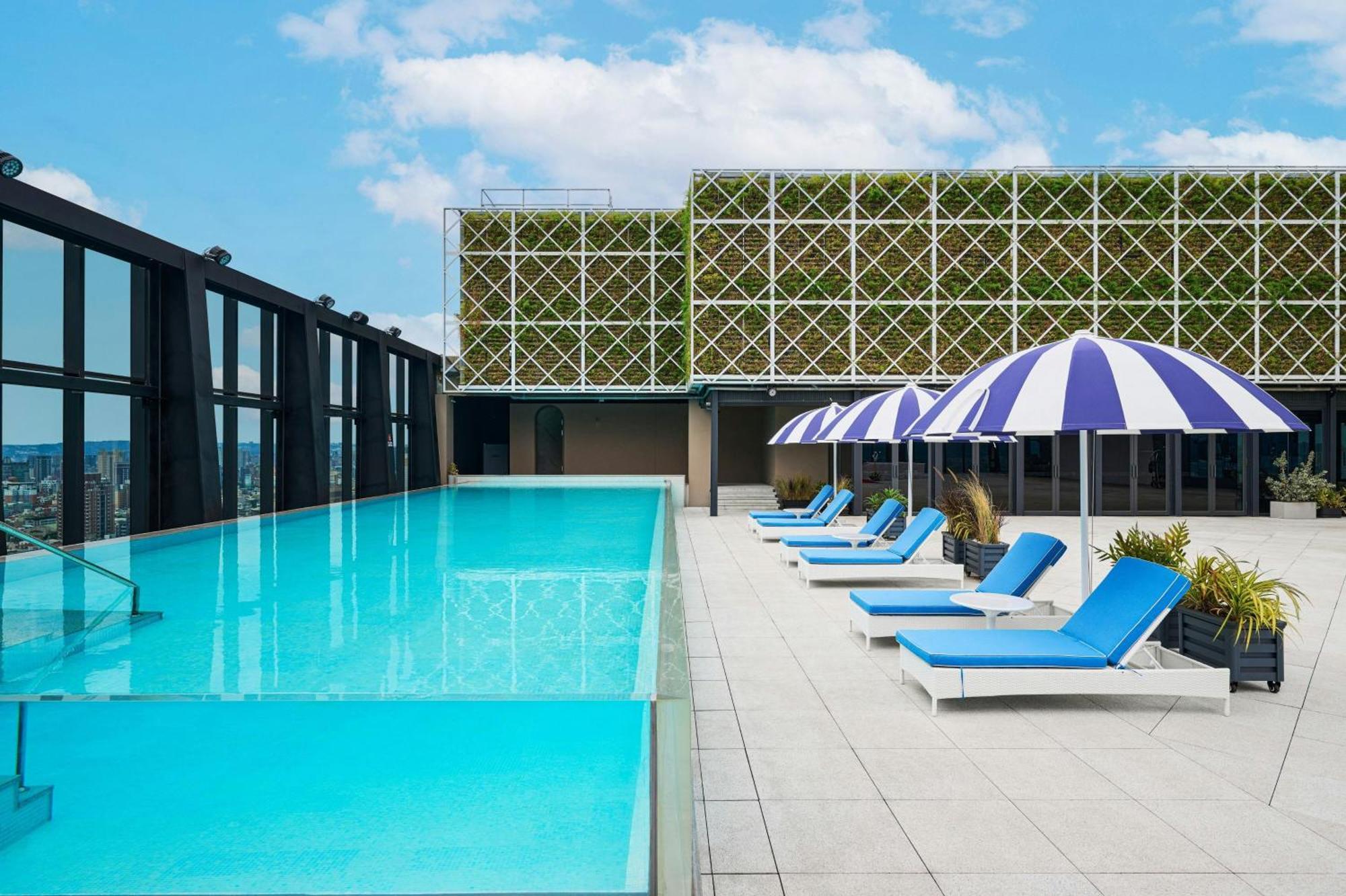 Le Meridien Taichung Exterior foto Rooftop pool at The Standard East Village
