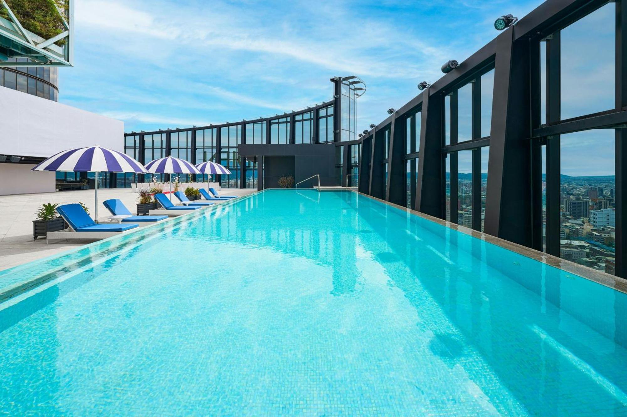 Le Meridien Taichung Exterior foto The rooftop pool at the hotel