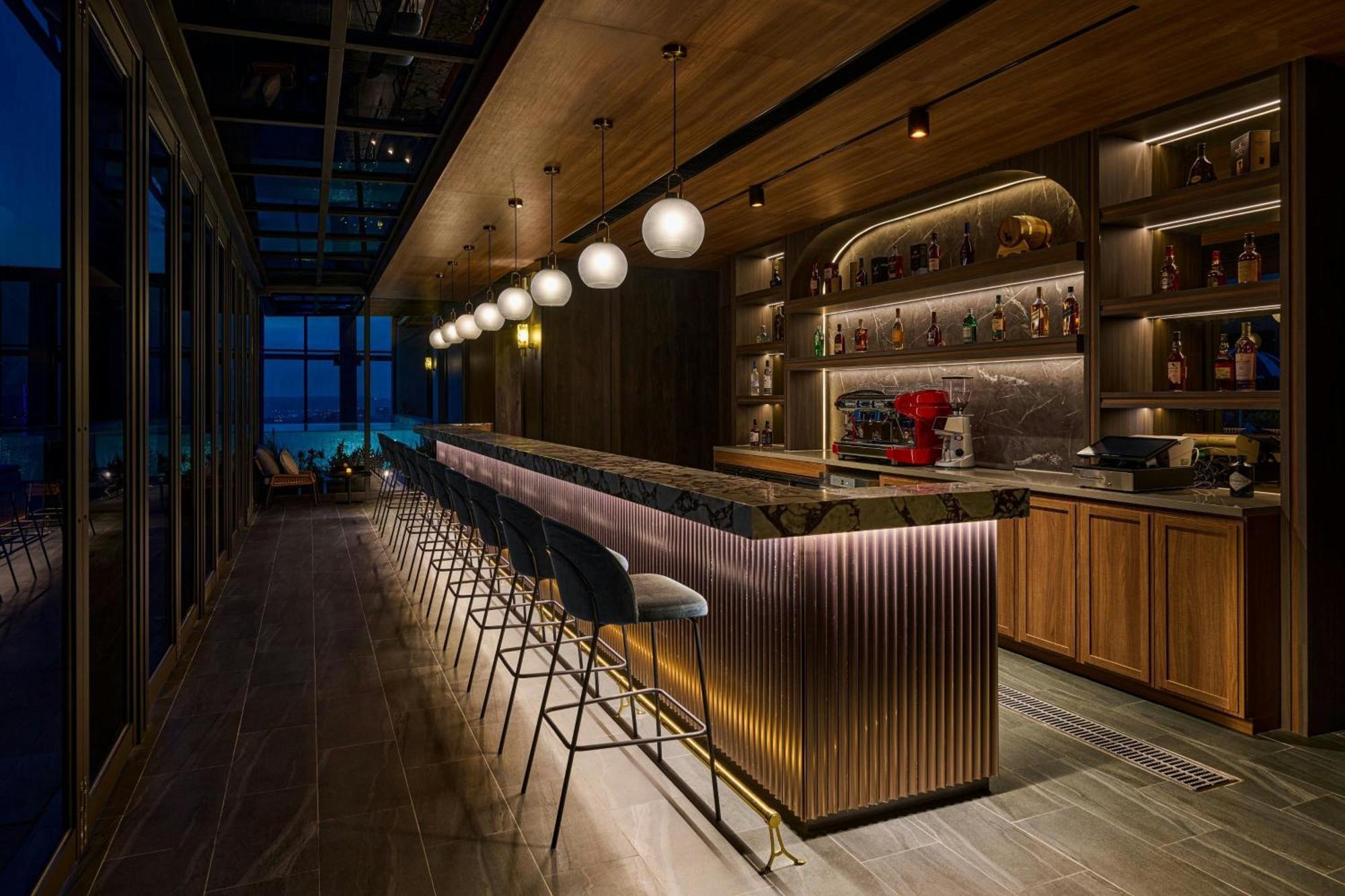 Le Meridien Taichung Exterior foto The bar at the 360° Sky Lounge