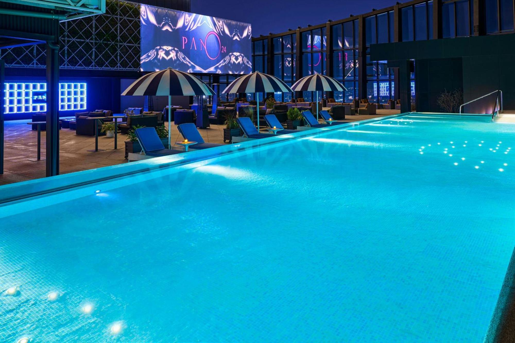 Le Meridien Taichung Exterior foto The rooftop pool at the hotel